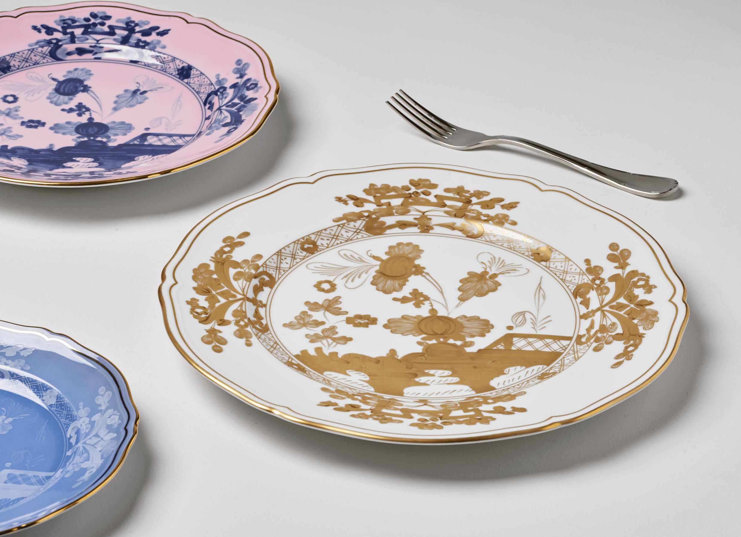Elevate your dining experience with the exquisite Oriente Italiano Collection Porcelain AURUM Charger Plate, a masterpiece from Ginori 1735. This luxurious charger plate is meticulously crafted from fine white porcelain, offering a canvas for intricate artistry. The delicate floral ornamentation, hand-painted in pure gold, traces the classic lines of the Antico Doccia pattern, a signature of the esteemed Florentine Maison.