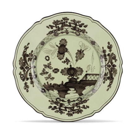 Elevate your dining experience with the exquisite Oriente Italiano Collection Porcelain BARIO Charger Plate, a masterpiece from Ginori 1735. This luxurious charger plate is meticulously crafted from fine white porcelain, offering a canvas for intricate artistry. The delicate floral ornamentation, hand-painted in pure gold, traces the classic lines of the Antico Doccia pattern, a signature of the esteemed Florentine Maison.