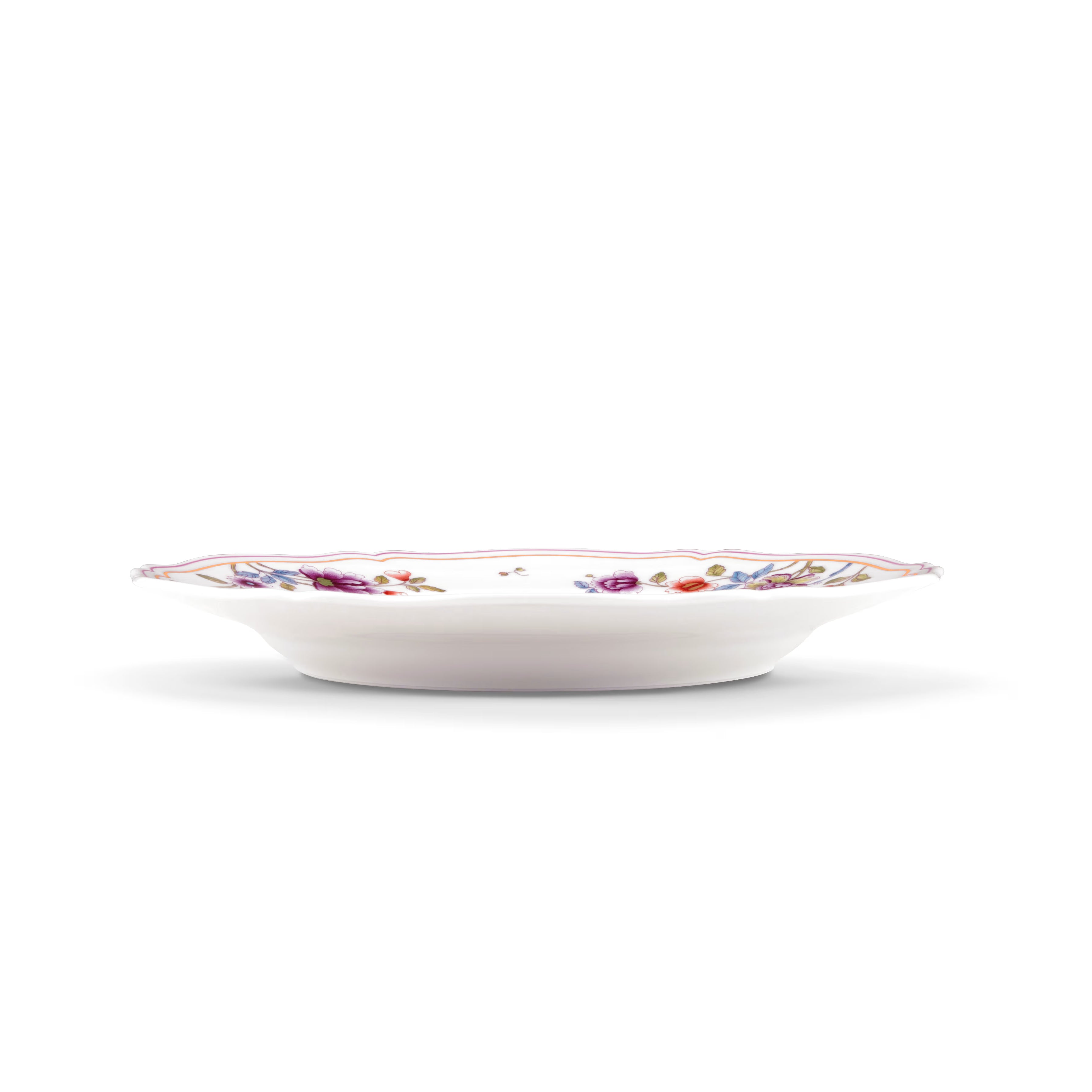 Porcelain flat plate with floral decoration. Granduca Coreana collection.
The flat plate is made of fine porcelain with pure gold thread and tell about an important chapter in the history of the Ginori 1735 manufacture. It draw inspiration from the passion of florentine noblewomen for the decorations of the Imperial Kimono, from which the floral motif called "Korean style" is taken.