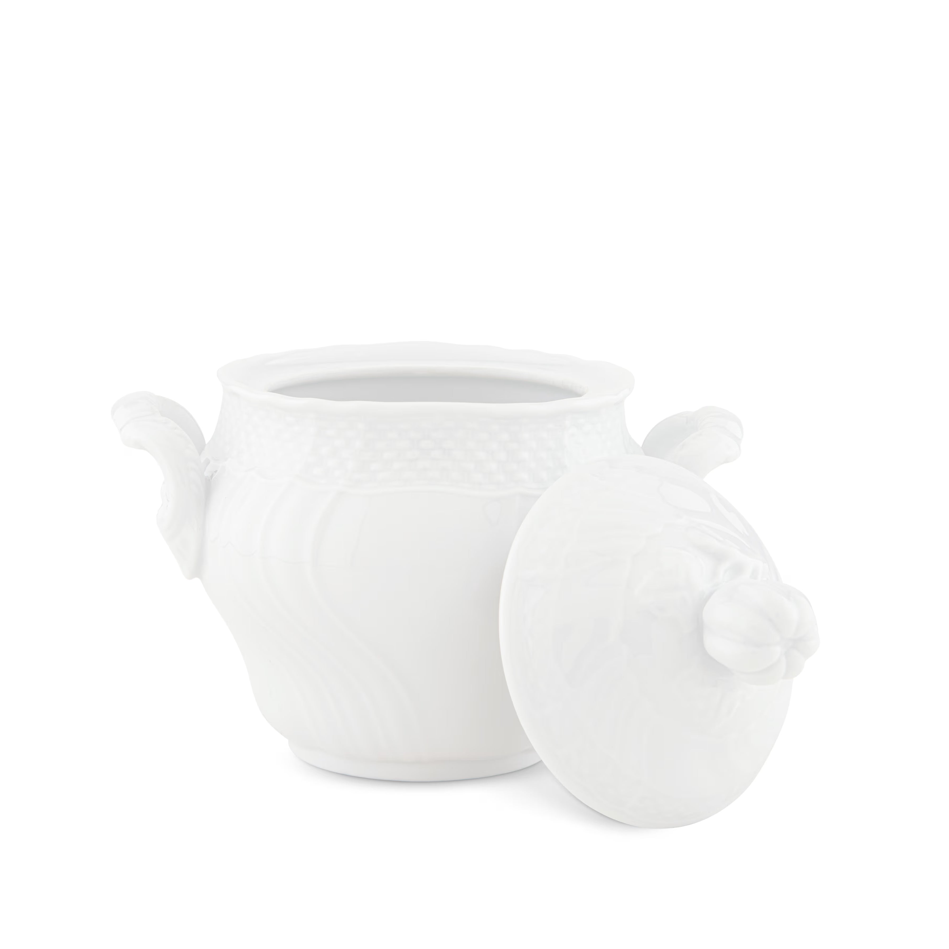 Suitable for any occasion, from the everyday breakfast to the most formal dinner, this designer sugar bowl brings a touch of royalty to tea or coffee time. Accompanied by artisanal cookies or a homemade cake, it will become the centerpiece of a refined and welcoming tableau.
For a complete service, pair it with soup, flat and dessert plates, and enhance it with cups and teapots from the same collection to create a perfect harmony on the table. Its versatility will make it possible to create customized sett