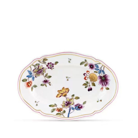 It is distinguished by the famous "alla Coreana" pattern inspired by Florentine noblewomen's passion for decoupage and the weaves of imperial kimonos. The peony, a symbol of beauty and happiness, stands out in the pattern's weave; the pure gold threading, the Florentine Manifattura's distinctive signature, embellishes the design; the classic and refined Antico Doccia shape defines the lines and makes the tray suitable for matching with sophisticated simplicity.