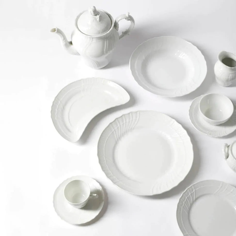 White porcelain bread plate. Vecchio Ginori collection.
Classic and traditional design and craftsmanship, the plate is made of the finest white porcelain worked with an embossed pattern. They are designed for refined table, dominated by the shine and whiteness of the white that highlights each course for an authentic gourmet journey. Vecchio Ginori is an expression of savoir faire and Italian craftsmanship and, with its classic versatility.