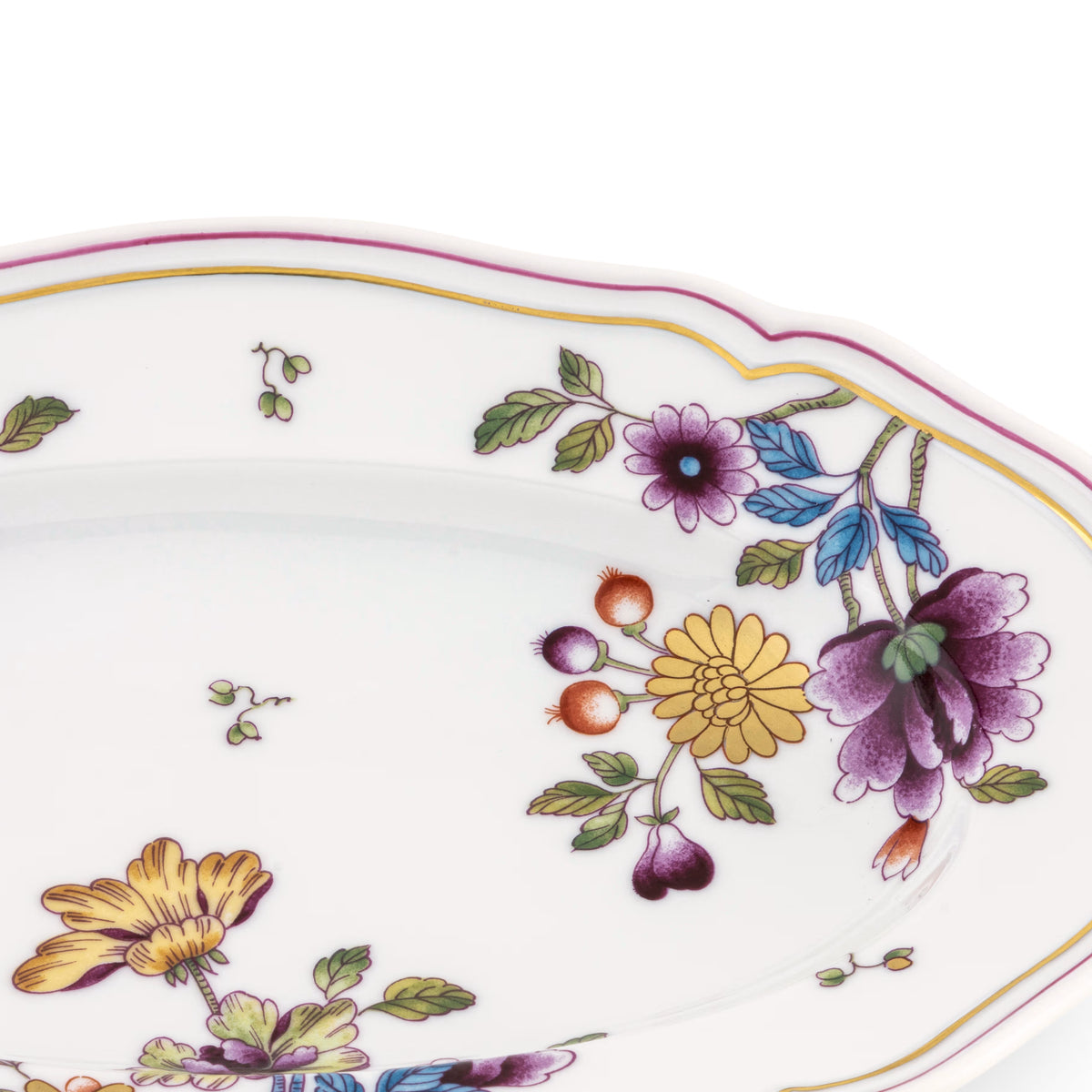 It is distinguished by the famous "alla Coreana" pattern inspired by Florentine noblewomen's passion for decoupage and the weaves of imperial kimonos. The peony, a symbol of beauty and happiness, stands out in the pattern's weave; the pure gold threading, the Florentine Manifattura's distinctive signature, embellishes the design; the classic and refined Antico Doccia shape defines the lines and makes the tray suitable for matching with sophisticated simplicity.