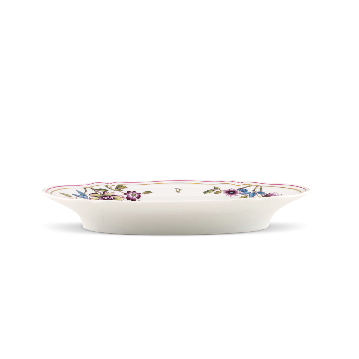 It is distinguished by the famous "alla Coreana" pattern inspired by Florentine noblewomen's passion for decoupage and the weaves of imperial kimonos. The peony, a symbol of beauty and happiness, stands out in the pattern's weave; the pure gold threading, the Florentine Manifattura's distinctive signature, embellishes the design; the classic and refined Antico Doccia shape defines the lines and makes the tray suitable for matching with sophisticated simplicity.
