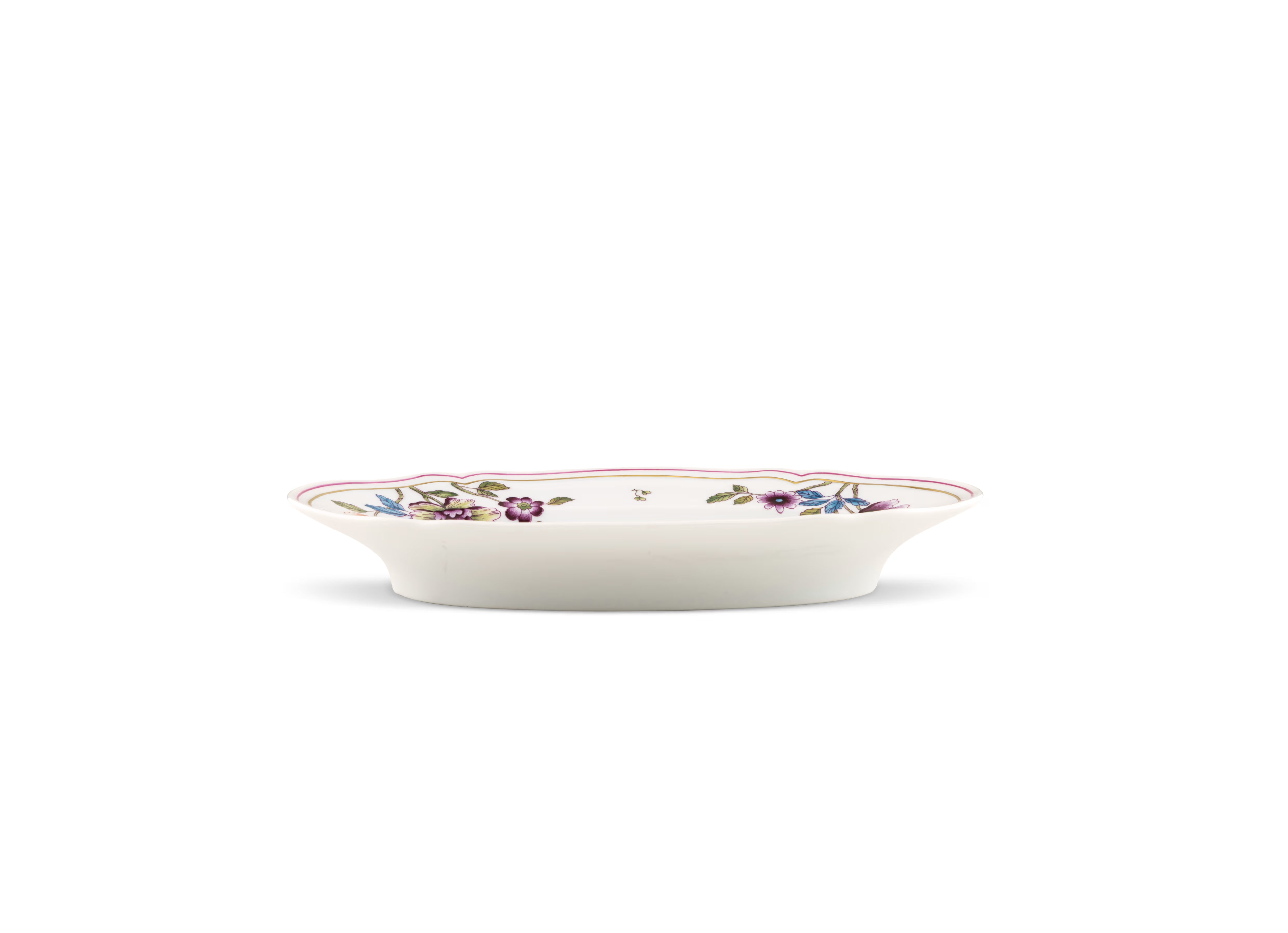 It is distinguished by the famous "alla Coreana" pattern inspired by Florentine noblewomen's passion for decoupage and the weaves of imperial kimonos. The peony, a symbol of beauty and happiness, stands out in the pattern's weave; the pure gold threading, the Florentine Manifattura's distinctive signature, embellishes the design; the classic and refined Antico Doccia shape defines the lines and makes the tray suitable for matching with sophisticated simplicity.