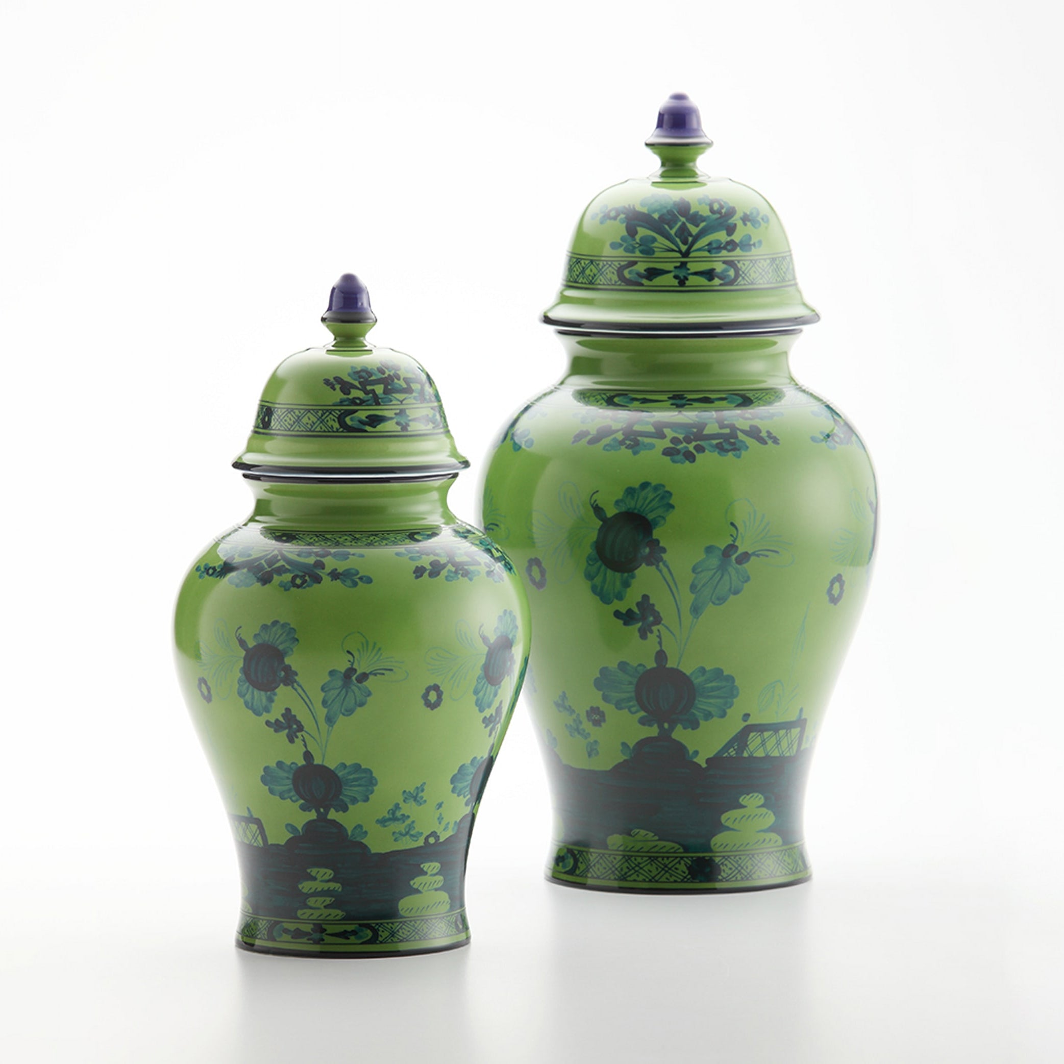 Ginori 1735 Potiche Vase With Cover Oriente Italiano. It is the setting of the Oriente Italiano Collection on the Antico Doccia shape. Enrich your table with the vibrant colors.