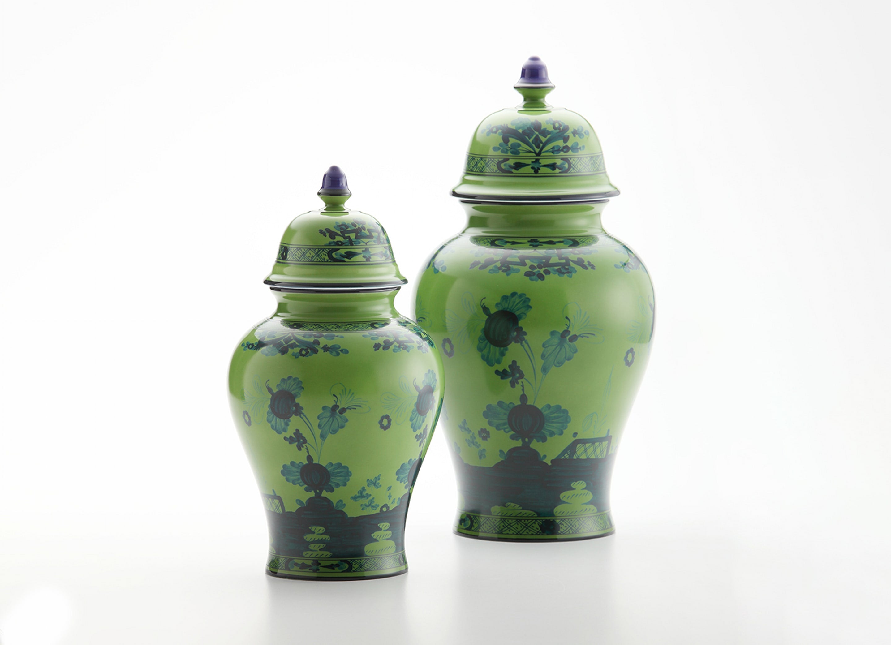 Ginori 1735 Potiche Vase With Cover Oriente Italiano. It is the setting of the Oriente Italiano Collection on the Antico Doccia shape. Enrich your table with the vibrant colors.