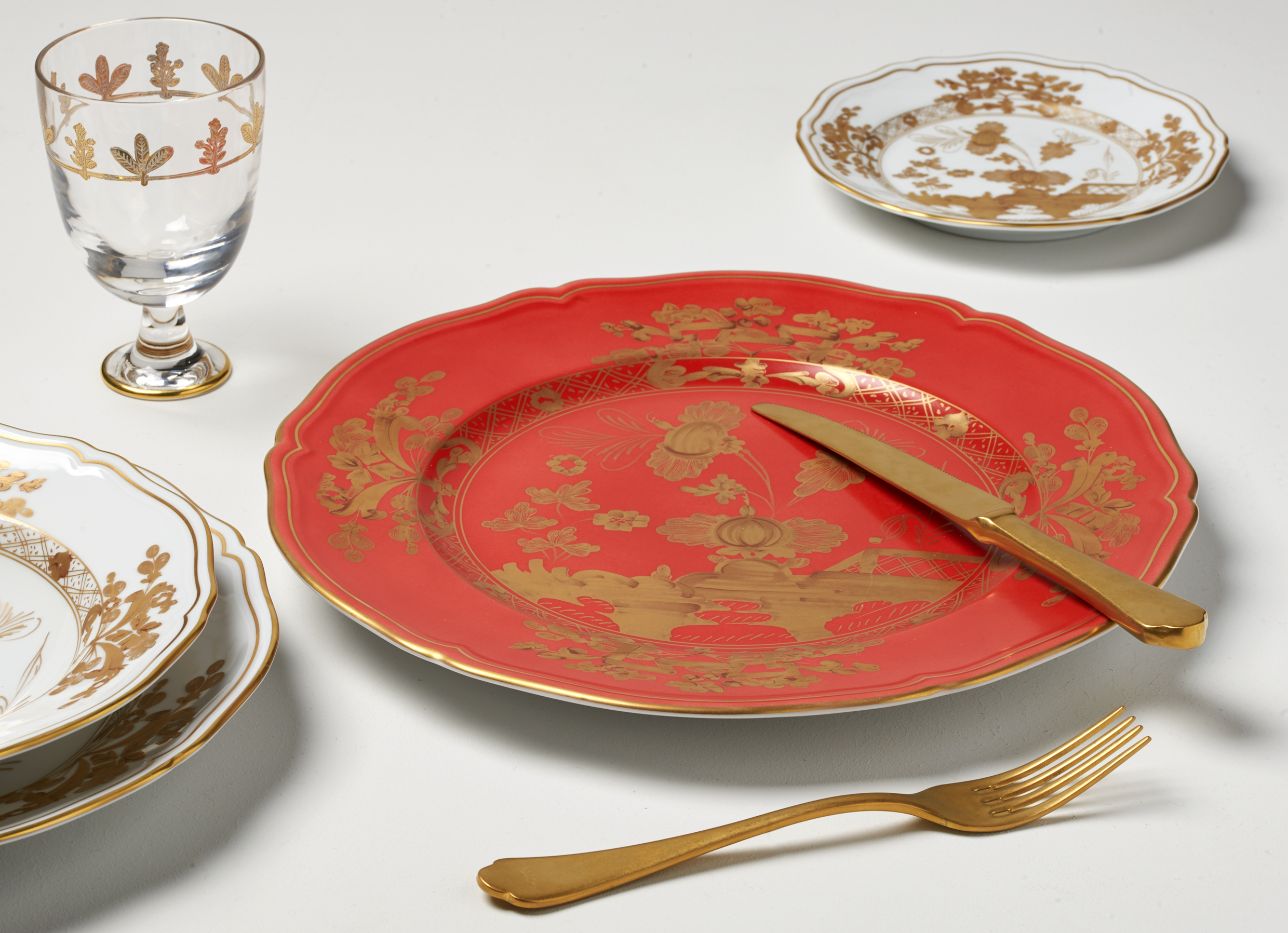 Elevate your dining experience with the exquisite Oriente Italiano Collection Porcelain  RUBRUM Charger Plate, a masterpiece from Ginori 1735. This luxurious charger plate is meticulously crafted from fine white porcelain, offering a canvas for intricate artistry. The delicate floral ornamentation, hand-painted in pure gold, traces the classic lines of the Antico Doccia pattern, a signature of the esteemed Florentine Maison.