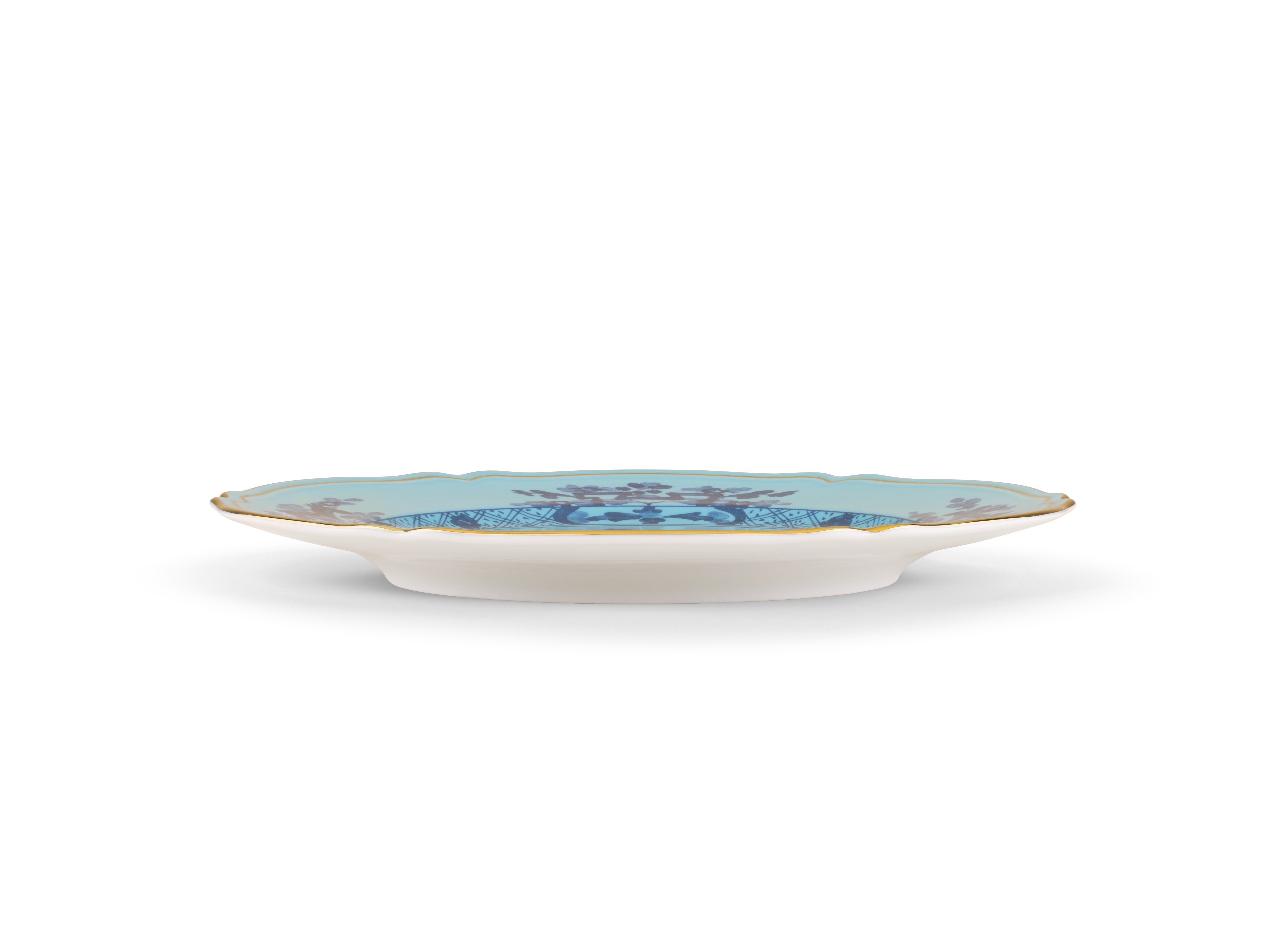Elevate your dining experience with the exquisite Oriente Italiano Collection Porcelain IRIS Charger Plate, a masterpiece from Ginori 1735. This luxurious charger plate is meticulously crafted from fine white porcelain, offering a canvas for intricate artistry. The delicate floral ornamentation, hand-painted in pure gold, traces the classic lines of the Antico Doccia pattern, a signature of the esteemed Florentine Maison.


