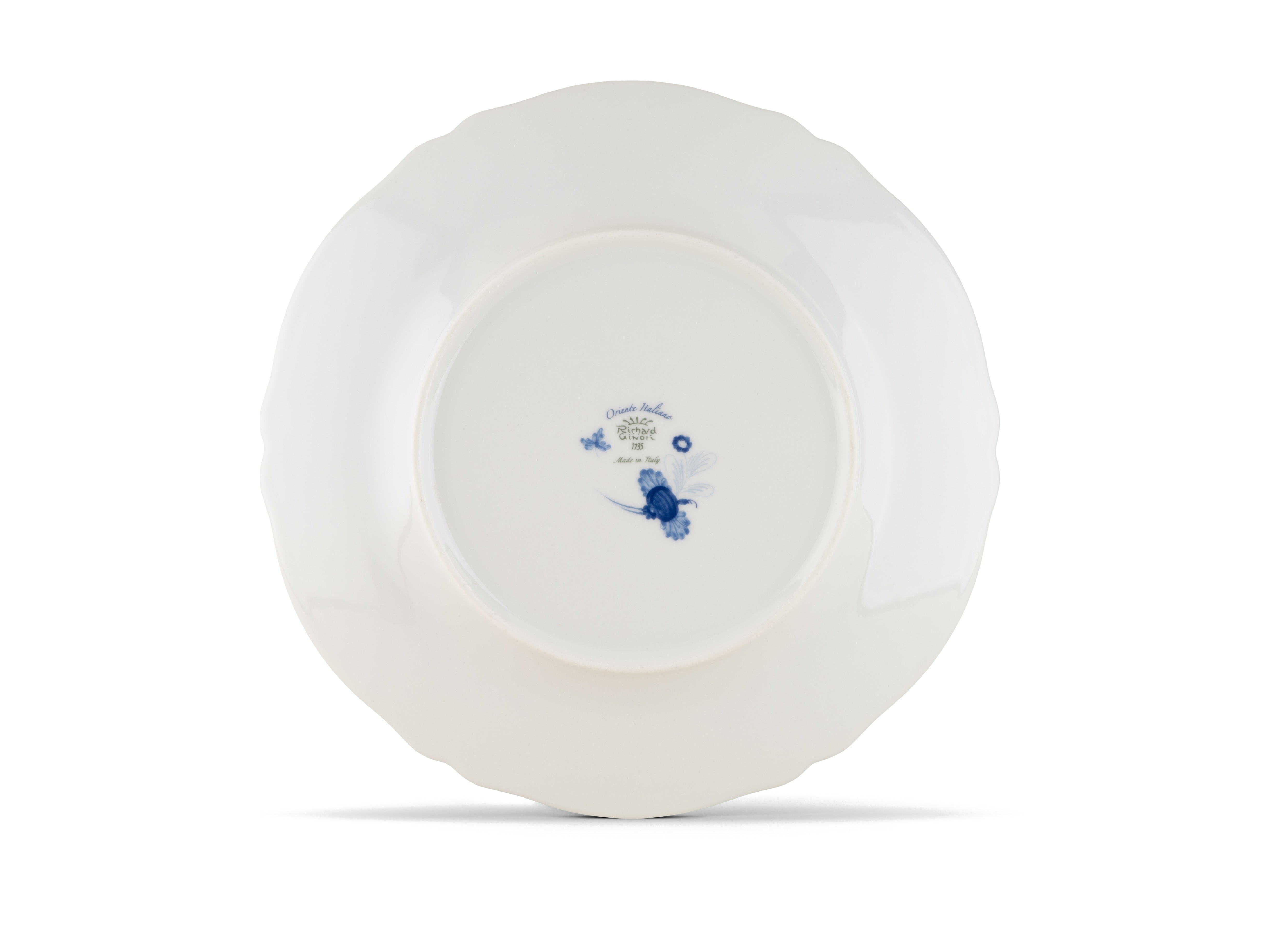Elevate your dining experience with the exquisite Oriente Italiano Collection Porcelain Charger Plate, a masterpiece from Ginori 1735. This luxurious charger plate is meticulously crafted from fine white porcelain, offering a canvas for intricate artistry. The delicate floral ornamentation, hand-painted in pure gold, traces the classic lines of the Antico Doccia pattern, a signature of the esteemed Florentine Maison.