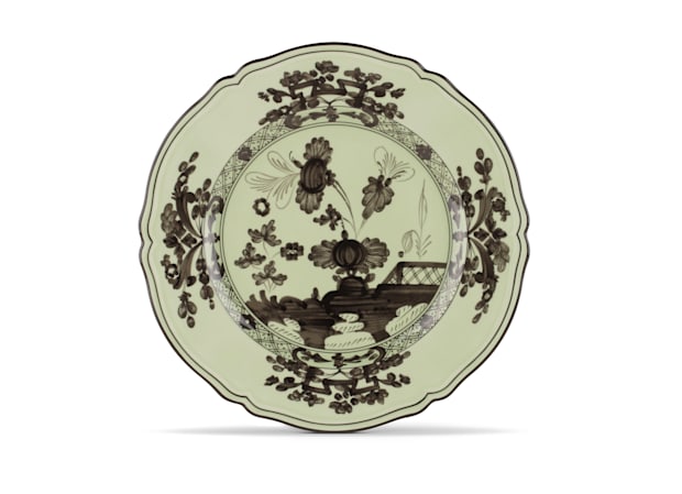 Elevate your dining experience with the exquisite Oriente Italiano Collection Porcelain BARIO Charger Plate, a masterpiece from Ginori 1735. This luxurious charger plate is meticulously crafted from fine white porcelain, offering a canvas for intricate artistry. The delicate floral ornamentation, hand-painted in pure gold, traces the classic lines of the Antico Doccia pattern, a signature of the esteemed Florentine Maison.