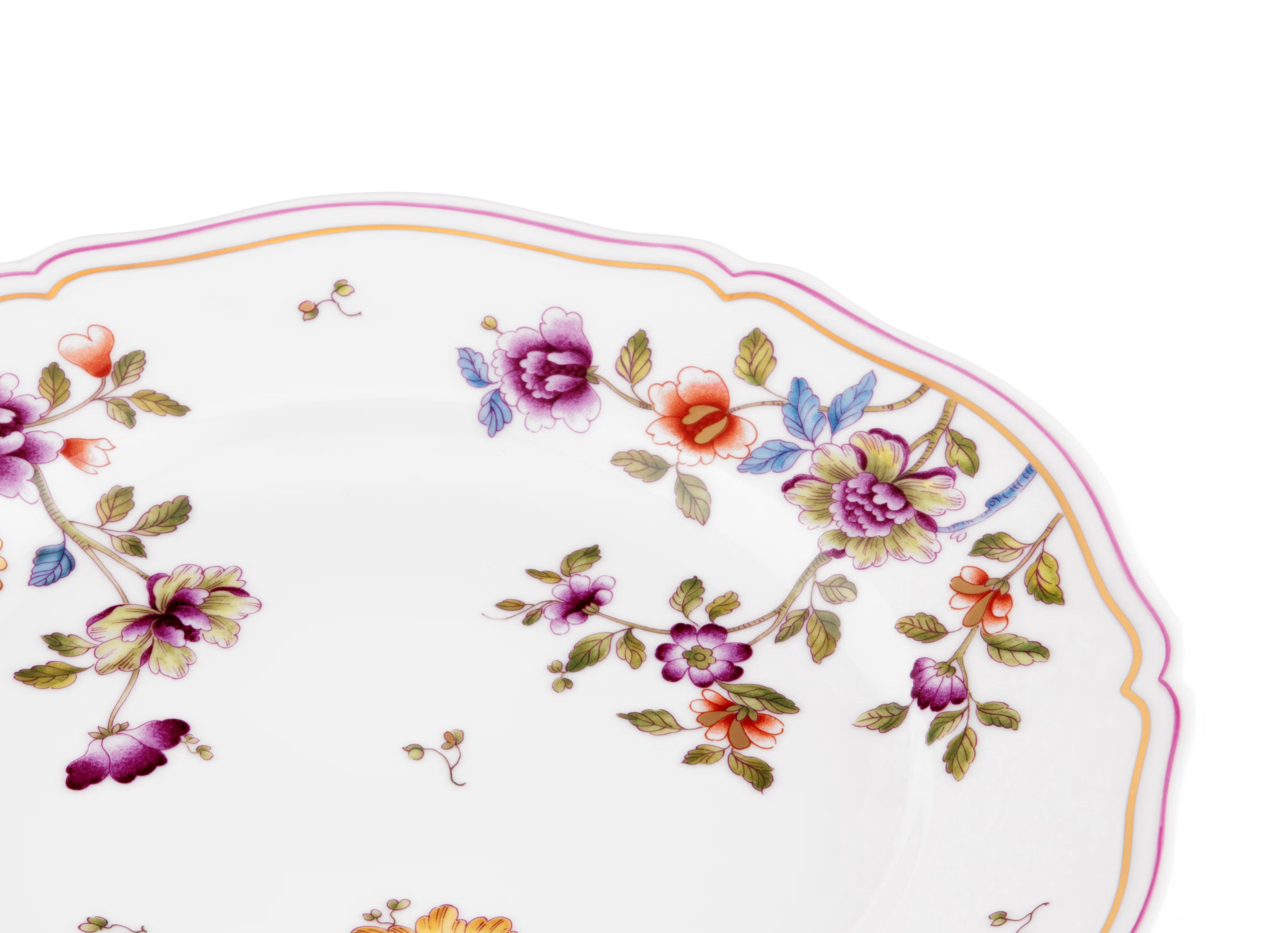 Porcelain flat plate with floral decoration. Granduca Coreana collection.
The flat plate is made of fine porcelain with pure gold thread and tell about an important chapter in the history of the Ginori 1735 manufacture. It draw inspiration from the passion of florentine noblewomen for the decorations of the Imperial Kimono, from which the floral motif called "Korean style" is taken.