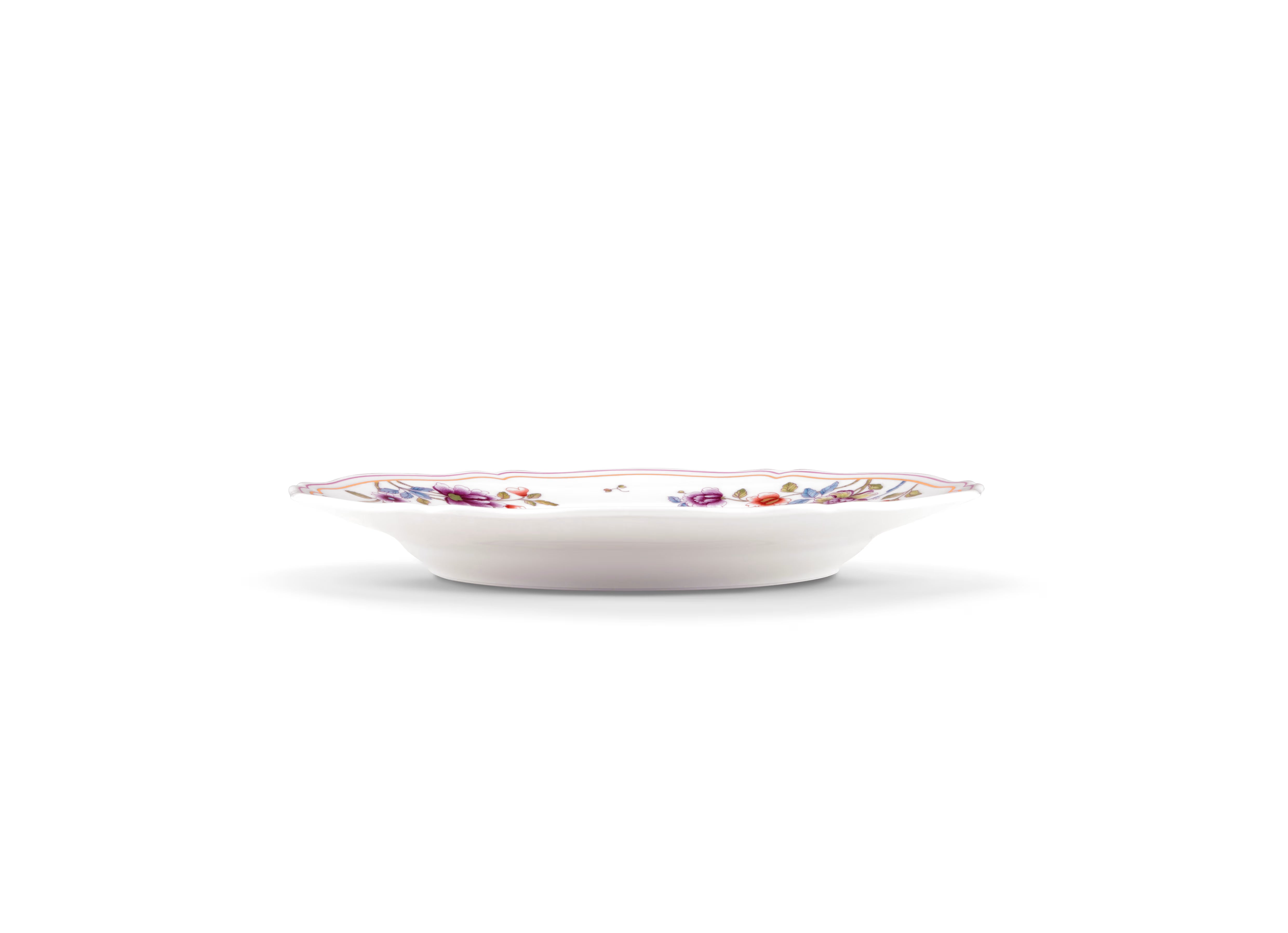 Porcelain flat plate with floral decoration. Granduca Coreana collection.
The flat plate is made of fine porcelain with pure gold thread and tell about an important chapter in the history of the Ginori 1735 manufacture. It draw inspiration from the passion of florentine noblewomen for the decorations of the Imperial Kimono, from which the floral motif called "Korean style" is taken.