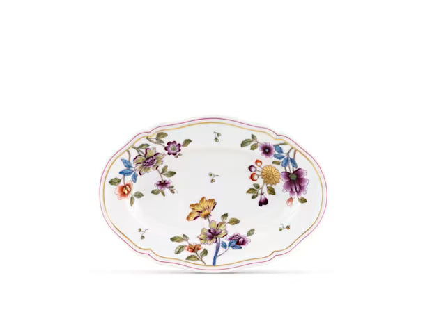It is distinguished by the famous "alla Coreana" pattern inspired by Florentine noblewomen's passion for decoupage and the weaves of imperial kimonos. The peony, a symbol of beauty and happiness, stands out in the pattern's weave; the pure gold threading, the Florentine Manifattura's distinctive signature, embellishes the design; the classic and refined Antico Doccia shape defines the lines and makes the tray suitable for matching with sophisticated simplicity. 