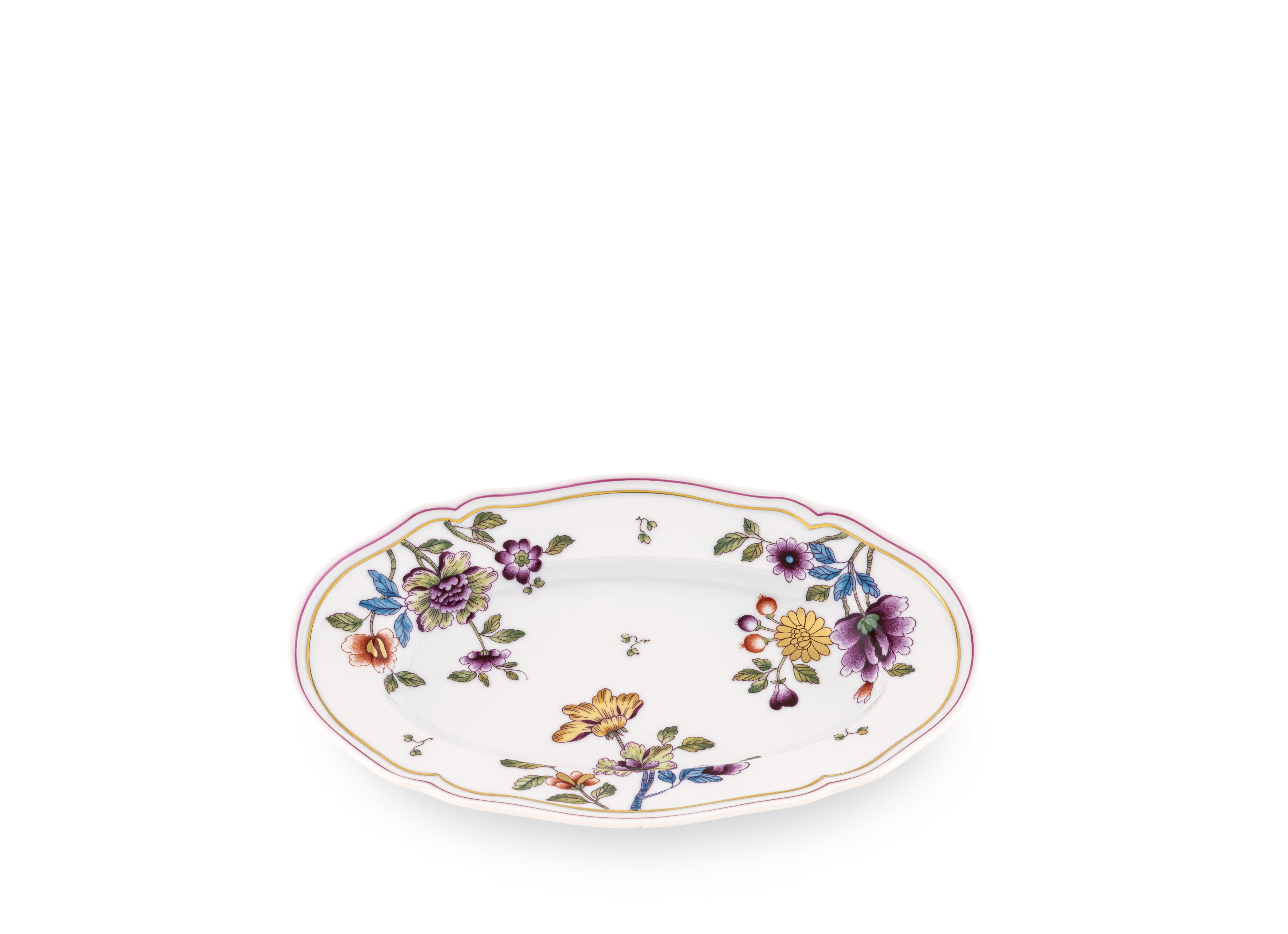 It is distinguished by the famous "alla Coreana" pattern inspired by Florentine noblewomen's passion for decoupage and the weaves of imperial kimonos. The peony, a symbol of beauty and happiness, stands out in the pattern's weave; the pure gold threading, the Florentine Manifattura's distinctive signature, embellishes the design; the classic and refined Antico Doccia shape defines the lines and makes the tray suitable for matching with sophisticated simplicity. 