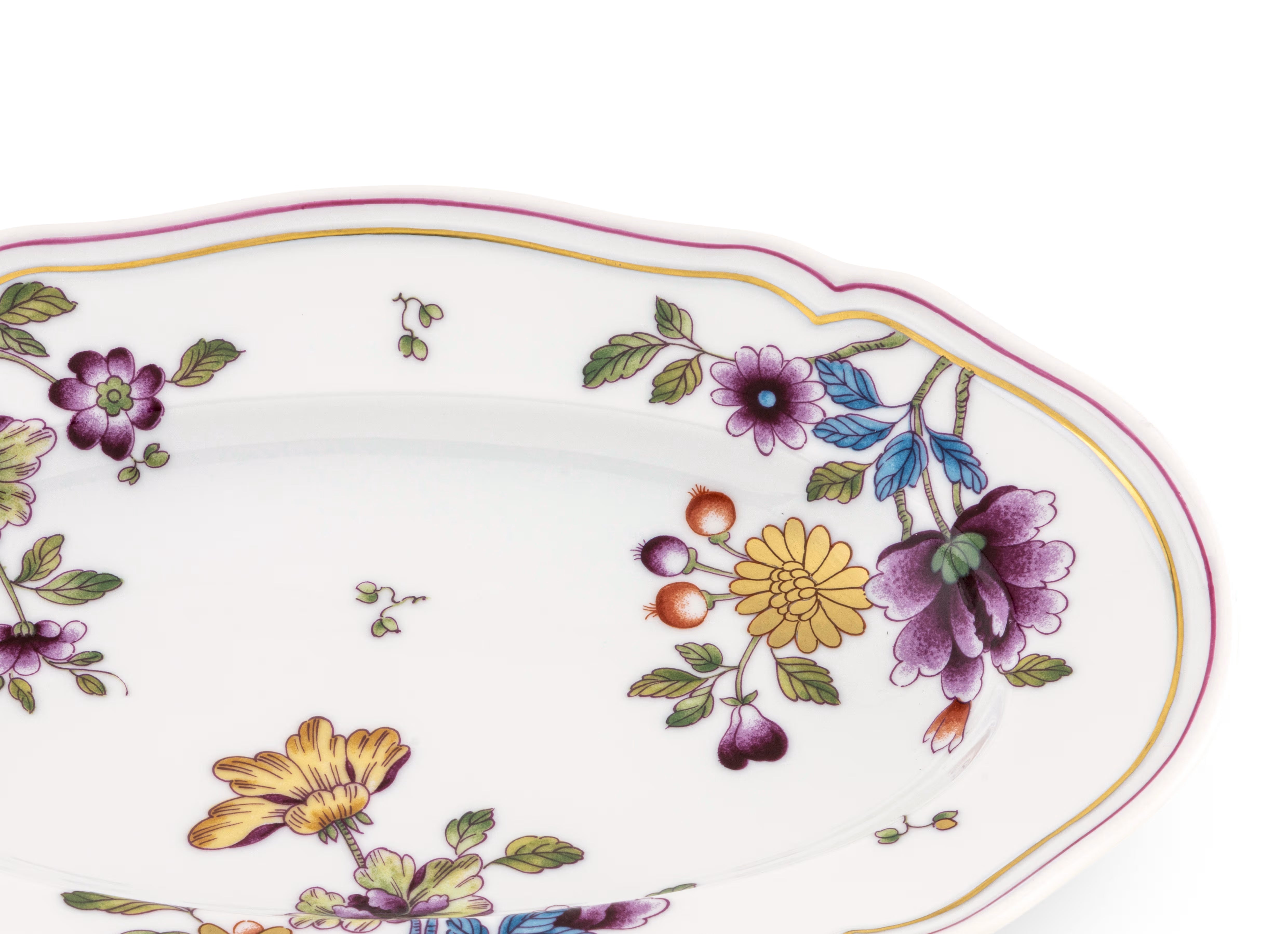 It is distinguished by the famous "alla Coreana" pattern inspired by Florentine noblewomen's passion for decoupage and the weaves of imperial kimonos. The peony, a symbol of beauty and happiness, stands out in the pattern's weave; the pure gold threading, the Florentine Manifattura's distinctive signature, embellishes the design; the classic and refined Antico Doccia shape defines the lines and makes the tray suitable for matching with sophisticated simplicity. 