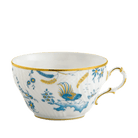 The Turchese tea cup from the Vecchio Ginori collection is a masterpiece of elegance and simplicity. Made of precious white porcelain, its classic shape and embossed decor make it a unique piece that can transform every moment of your day into an extraordinary experience.